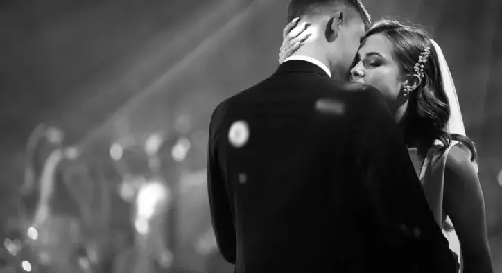 Romantik Düğün Dansı Nasıl Yapılır?